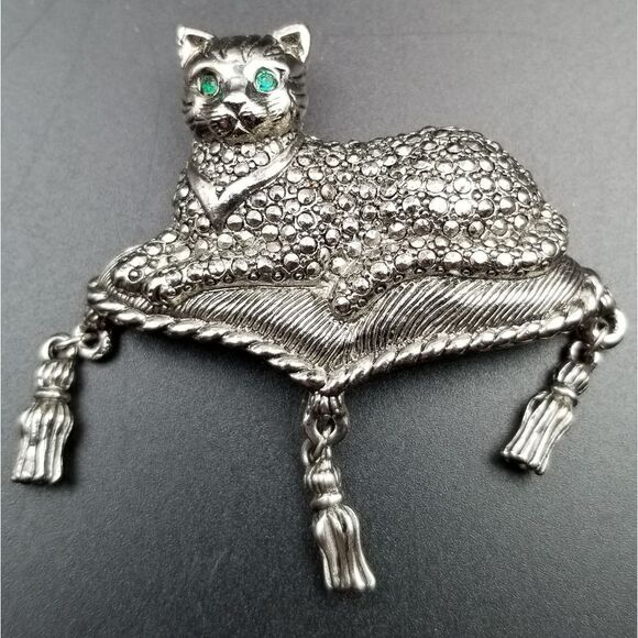 Vintage Jewelry - Rare! Silver Cat Emerald Green Stone Eyes Brooch. BR104